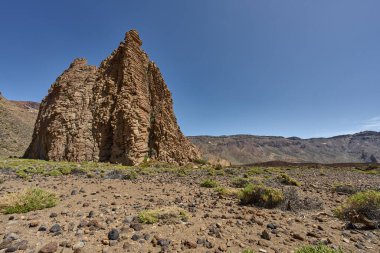 Yüksek volkanik kaya oluşumu olarak bilinen Ucanca veya Teide Ulusal Parkı 'ndaki Katedral berrak mavi gökyüzünün altında