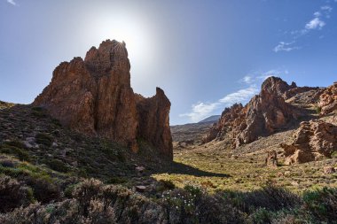 Ucanca ve Roques de Garcia 'nın volkanik kuleleri Tenerife' deki Teide platosunda sabah güneşiyle aydınlatılıyor.