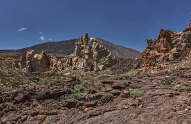 Roques de Garcia 'nın yıpranmış kaya oluşumları Teide Ulusal Parkı' nda mavi gökyüzünün altında