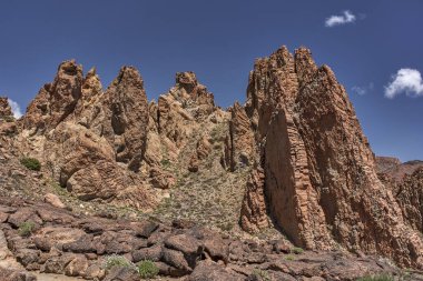 Roques de Garcia 'nın yıpranmış volkanik kaya oluşumlarının Teide Ulusal Parkı manzarası