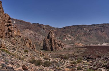 Ucanca ovasında dramatik volkanik kaya oluşumu çevresindeki kaldera duvarları ve Teide Ulusal Parkı 'nda yaz aylarında gökyüzü altında engebeli arazi