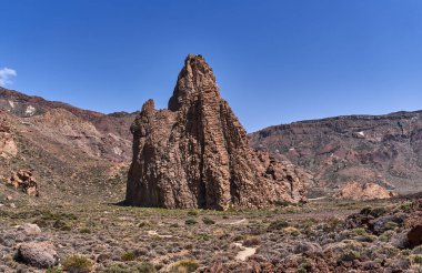 Yüksek volkanik kaya oluşumu olarak bilinen Ucanca veya Teide Ulusal Parkı 'ndaki Katedral berrak mavi gökyüzünün altında