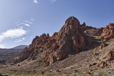 Roques de Garcia 'nın volkanik kaya oluşumlarını Teide Ulusal Parkı' ndaki açık mavi gökyüzünün altında aşındırdı.