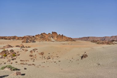Volkanik çöl manzarası. Yumuşak tepeler ve Minas de San Jose 'deki Teide platosuna dağılmış kayalar.