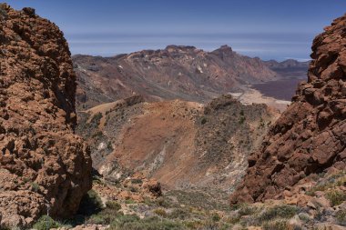 Tenerife Adası 'ndaki Teide Ulusal Parkı' ndaki aşınmış volkanik oluşumlar ve katmanlı yamaçlarla Las Canadas Caldera kenarının görüntüsü 
