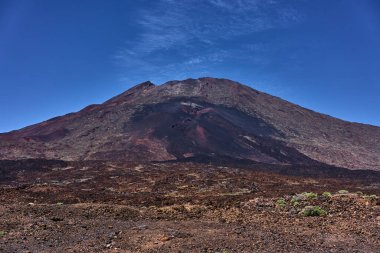 Pico Viejo yanardağı Narices del Teide 'nin yamacında berrak bir gökyüzünün altında görünür.