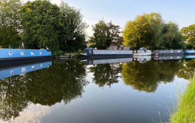 Birleşik Krallık 'taki huzur ortamında tekneler, köprüler, santraller ve kilitler