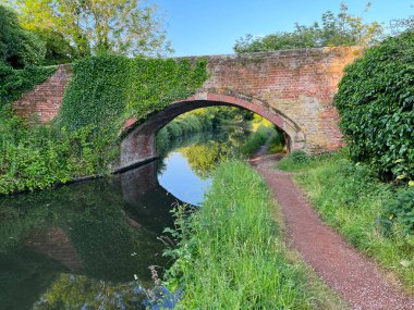 Birleşik Krallık 'taki huzur ortamında tekneler, köprüler, santraller ve kilitler