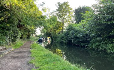 Birleşik Krallık 'taki huzur ortamında tekneler, köprüler, santraller ve kilitler