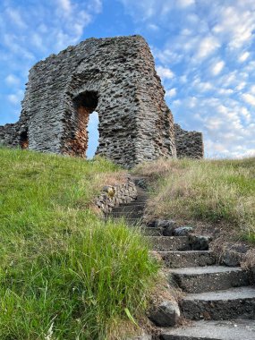 Dorset 'teki Taş Christchurch Şatosu ve Norman Evi, 1300 civarında inşa edilmiş.