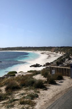Batı Avustralya kıyılarındaki Rottnest Adası 'nın güzel kıyı görüntüsü. Temiz su, dalgalar, kireçtaşı kayaları ve bitki örtüsü gösteriliyor