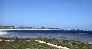 Batı Avustralya kıyılarındaki Rottnest Adası 'nın güzel kıyı görüntüsü. Temiz su, dalgalar, kireçtaşı kayaları ve bitki örtüsü gösteriliyor