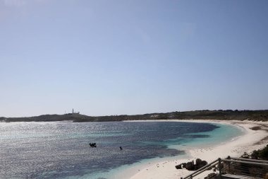 Batı Avustralya kıyılarındaki Rottnest Adası 'nın güzel kıyı görüntüsü. Temiz su, dalgalar, kireçtaşı kayaları ve bitki örtüsü gösteriliyor