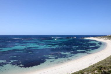 Batı Avustralya kıyılarındaki Rottnest Adası 'nın güzel kıyı görüntüsü. Temiz su, dalgalar, kireçtaşı kayaları ve bitki örtüsü gösteriliyor