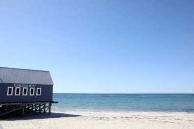 Busselton, Batı Avustralya 'daki tarihi iskele. Rıhtımı, treni, binaları, okyanusu ve mavi gökyüzünü gösteriyor