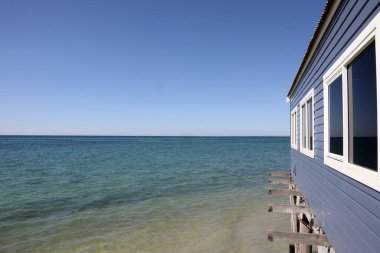 Busselton, Batı Avustralya 'daki tarihi iskele. Rıhtımı, treni, binaları, okyanusu ve mavi gökyüzünü gösteriyor