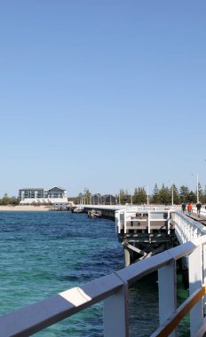 Busselton, Batı Avustralya 'daki tarihi iskele. Rıhtımı, treni, binaları, okyanusu ve mavi gökyüzünü gösteriyor