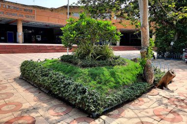 Chennai, Tamil Nadu, Hindistan, Asya 'daki Periyar Bilim ve Teknoloji Merkezi binasında önplanda büyüleyici, yetenekli, çiçeksel tasarım manzarası