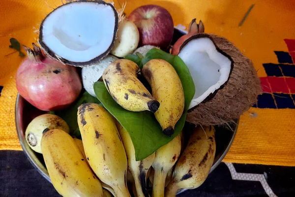 Ansicht Von Gegenständen Wie Früchten Betelnussblättern Und Gebrochener Kokosnuss Als — Stockfoto