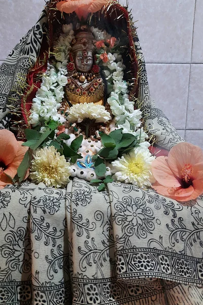 Pemandangan Patung Dewi Lakshmi Berpakaian Sari Dihiasi Dengan Bunga Bunga — Stok Foto