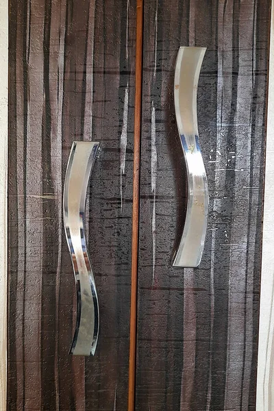 積層ワードローブの金属と輝くドアハンドルのクローズアップ — ストック写真