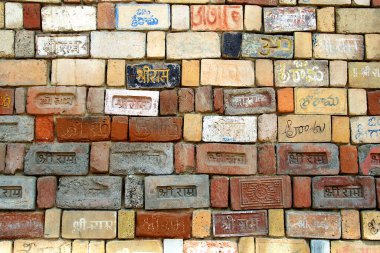 Üzerlerinde Shree Ram yazıları olan dizilmiş tuğlaları göster