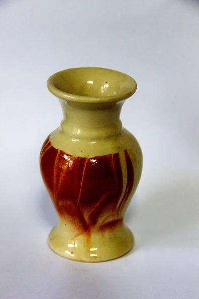 灰黄色陶瓷花瓶 身体上褐色阴影 白色背景隔离 — 图库照片