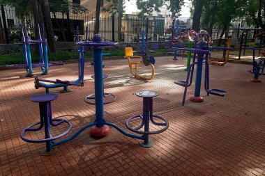 Park alanındaki kamuya açık egzersizler için kullanılan spor malzemelerinin bulunduğu alan görünümü 