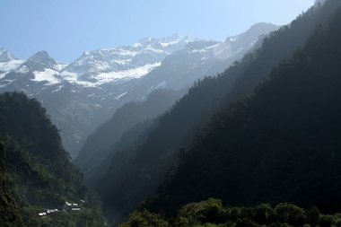 Uttarakhand, Hindistan ve Asya 'daki Yamunothri' ye giden Himalaya dağlarının manzarası