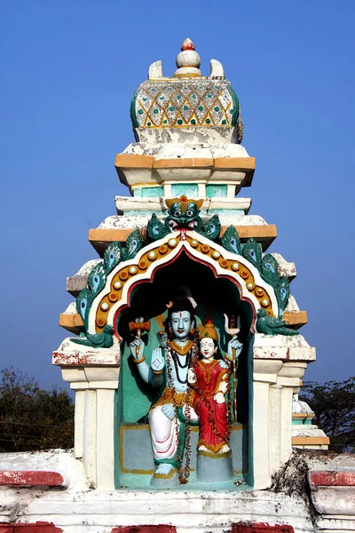 位于印度卡纳塔克邦Mysuru区Ramanagar附近的拉玛吉里神殿顶上的Devi Parvathi的彩绘图标 — 图库照片