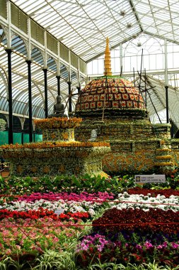 Lalbagh, Bengaluru, Karnataka, Hindistan, Asya 'daki Cumhuriyet Günü Çiçek Fuarı' nda Buda heykeli ve çiçek manzarası