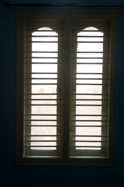 Çubuk koruyucuları ve iki cam pencere panjuru olan pencere görüntüsü