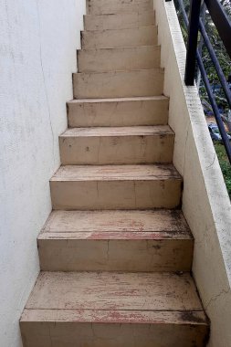 Koruyucu duvarı ve ızgarası olan beton merdiven manzarası