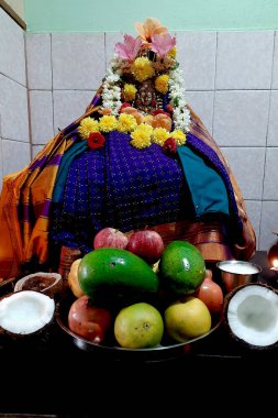 Hindu geleneği Lakshmi puja çiçek ve kumaş süsleme ve meyve, hindistan cevizi ve süt sunma ile