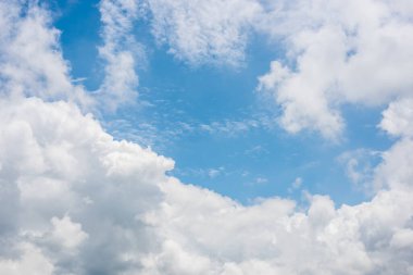 Mavi gökyüzünde bulutlar, telif uzayı ile doğa bulutlu arkaplan