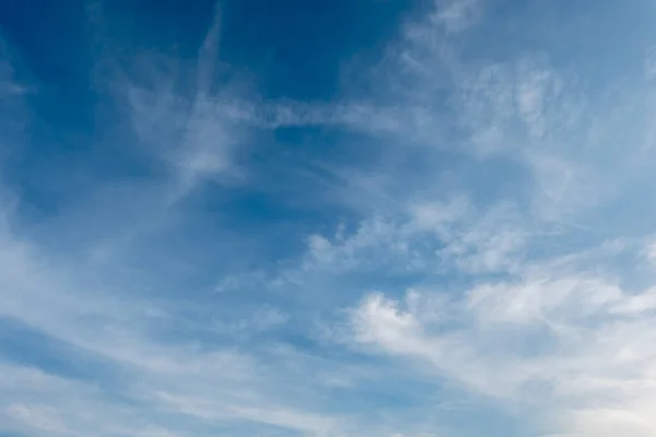 青い空に白い雲の自然背景 — ストック写真