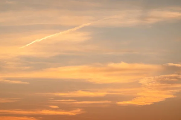 五彩缤纷的夕云笼罩在天空中 背景为自然界多云的天空 — 图库照片