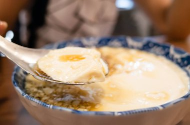 Meşhur Tayvan usulü buzlu tofu pudingi yemek.