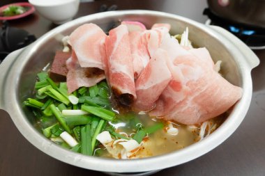 Restoranda dilimlenmiş domuz eti ve sebzeli Tayvan yemeği.