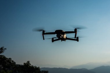 Açık havada uçan dron silueti