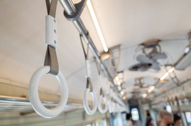 Tavanda ayakta duran yolcu için beyaz saplı