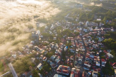 Yuchi kasabası Nantou, Tayvan 'da bulutların altında binalar ve sisli sabah bulutlu manzarası
