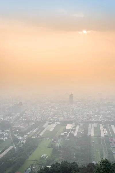 台湾南投普雷镇雾气中建筑物的日落城景观 — 图库照片