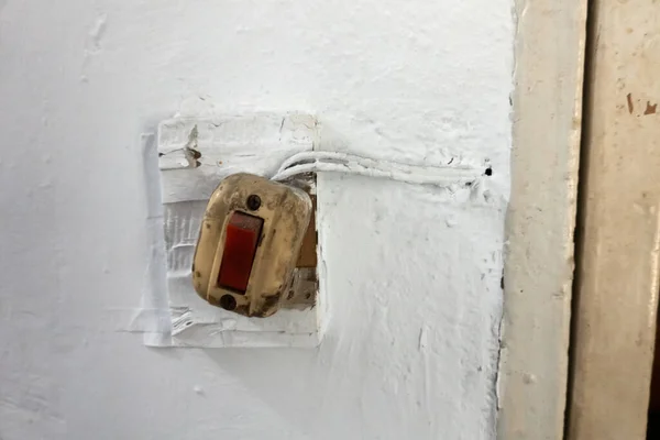 Eski Kırmızı Düğme Elektrik Zili Işık — Stok fotoğraf