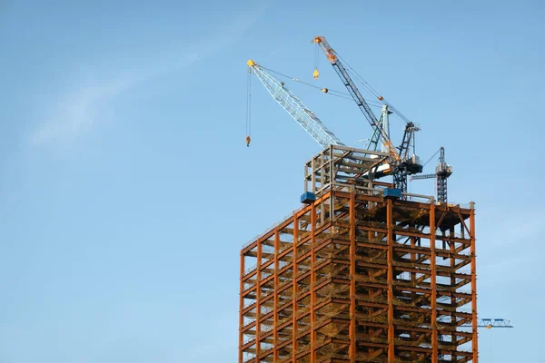 Baukran Auf Wolkenkratzer Der Stadt Vor Blauem Himmel — Stockfoto