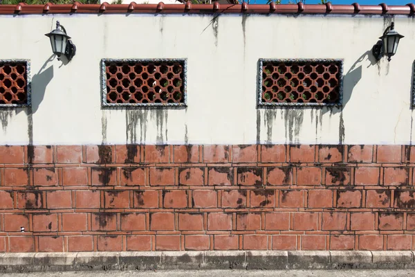Régi Kínai Hagyományos Vörös Téglafalak Dekoratív Rácsos Ablakokkal — Stock Fotó