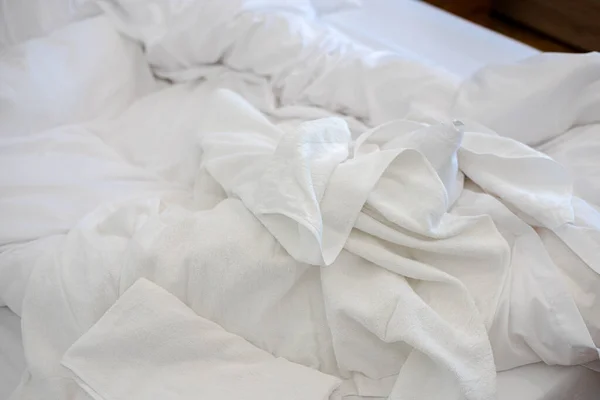 Scen Efter Utcheckning Från Hotellet Med Stökiga Handdukar Kastas Sängen — Stockfoto