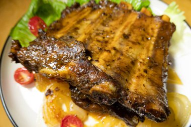 Evde sebzeli ızgara domuz kaburgası.