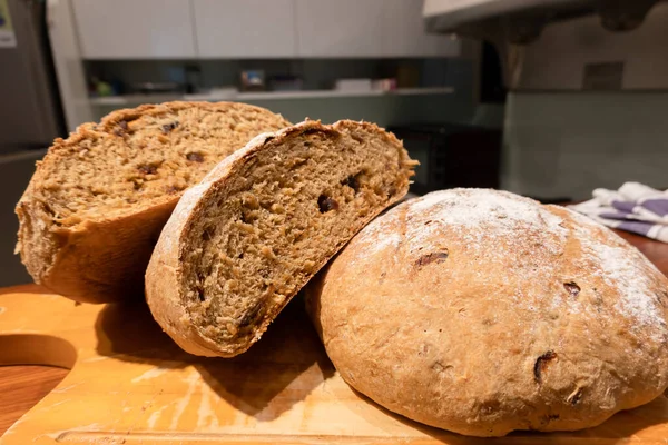 Masadaki Ahşap Tabakta Yapımı Yuvarlak Ekmek — Stok fotoğraf