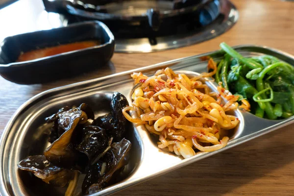 Les Plats Accompagnement Restaurant Coréen Comprennent Des Épinards Blanchis Des — Photo